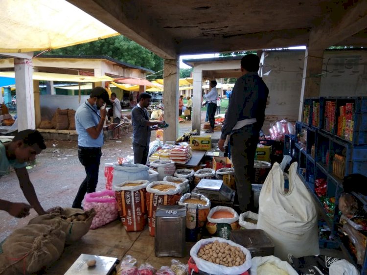 चलित खाद्य प्रयोगशाला द्वारा स्कूल में मध्याहन भोजन व बाजारों में संचालित दुकानों की खाद्य सामग्रियों की हुई जांच...