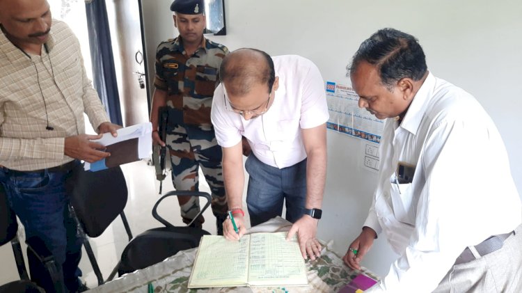 CG- लापरवाह शिक्षकों पर कार्यवाही: पौने ग्यारह हो गए, आप अभी तक स्कूल क्यों नहीं पहुँचे?... कलेक्टर के निरीक्षण के दौरान अनुपस्थित मिले 7 शिक्षक... फिर जो हुआ... सबके वेतन काटने और कार्यवाही के निर्देश.....