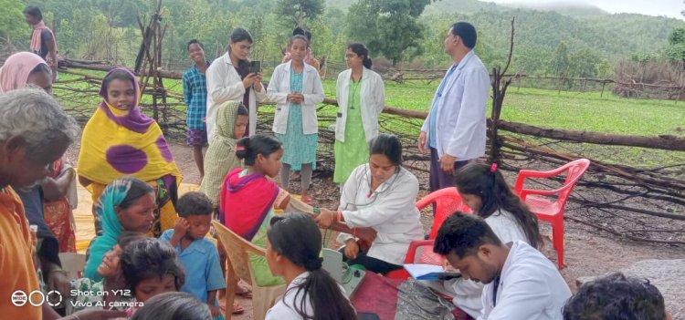 8 किलोमीटर पैदल पानी मे भीगते हुए कोइलार ढोढ़ी पहुंची स्वास्थ्य विभाग की टीम, कोरवा-पंडो गांव में 51 लोगों का हुआ निःशुल्क उपचार