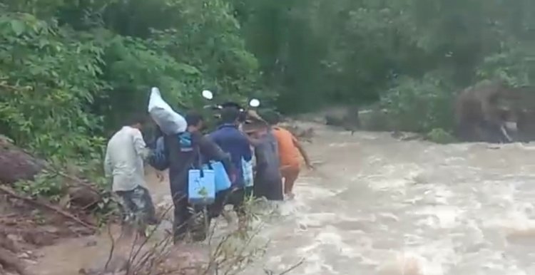 जगरगुंडा क्षेत्र में स्वास्थ्यकर्मी अपनी जान जोखिम में डालकर ग्रामीणों तक पहुंचा रहे स्वास्थ्य सुविधा