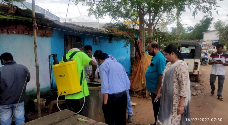 महापौर ने तत्काल निगम अमले को ढाबा गार्डन होटल व इंडियन स्कूल में दवा का छिड़काव कराया साथ ही होटल प्रबंधन व स्कूल प्रबंधन को पानी जमा ना करने की हिदायत देते हुए नियमित सफाई करने का समझाइश दिया