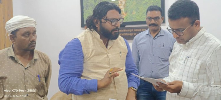 बस्तर अधिकार मुक्ति मोर्चा के मुख्य संयोजक,जनता कांग्रेस जे के जिला अध्यक्ष नवनीत चांद ने बस्तर कलेक्टर से मिल व चर्चा कर, विजिबिलिटी की कमी के चलते हवाई सेवा बाधित होने जैसे संवेदनशील समस्या के समाधान एवं जिले में शिक्षकों की कमी को दूर करने के लिए गैर जरूरी संलग्निकरण प्रथा को निरस्त करने की रखी मांग - मुक्ति मोर्चा/जनता कांग्रेस छत्तीसगढ़ जे