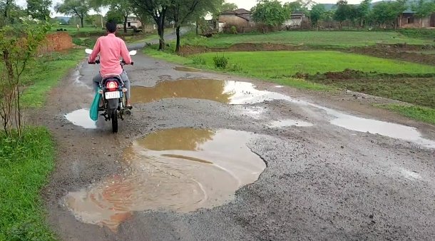 इंदरपुर (डुडी) - भवंरखोह पीएमजीएसवाई सड़क में जगह जगह गड्ढे... सड़़क जर्जरता को खुद कर रही है बया...सैकडों छात्र छात्राएं प्रतिदिन जाते है स्कूल कभी भी हो सकता है बड़ा हादसा....विभाग मौन....