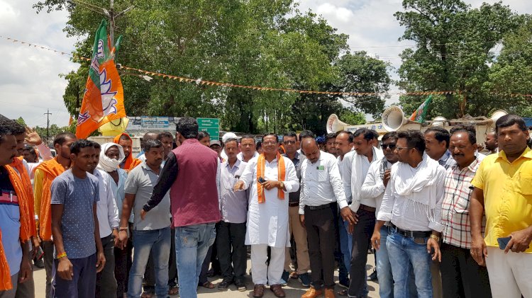 भाजपाइयों ने खाद्य की किल्लत एवं अवैध रेत परिवहन को लेकर बनारस अंबिकापुर मार्ग को किया घंटो जाम