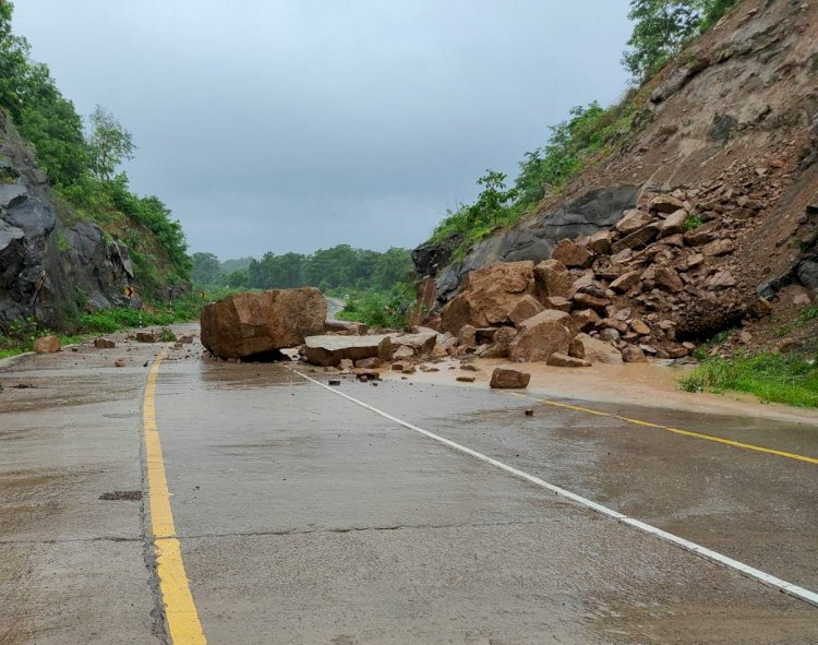 CG भारी बारिश के चलते लैंड स्लाइड का खतरा बढ़ा : एनएच बाधित, घाट की सड़क बंद...इस मार्ग पर हुआ भूस्खलन, गिरने लगी चट्टाने, बंद हुआ मार्ग, पुलिस ने करवाया रूट डायवर्ट...