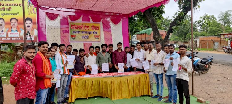 युवा मोर्चा ने लगाया बेरोजगारी टेंट- चौपाल ..युवाओं को देना होगा बेरोजगारी भत्ता...सरकार के खिलाप की नारेबाजी....