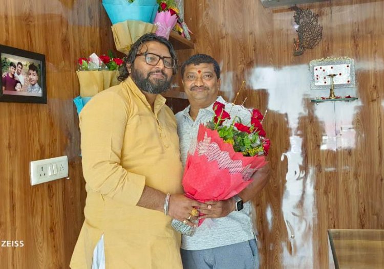 मुक्ति मोर्चा व जनता कांग्रेस जे के नेता नवनीत चांद ने बस्तर कांग्रेस के वरिष्ट नेता शंकर राव से मुलाकात कर , जन्मदिन की दी शुभकामनाएं - ओम मरकाम