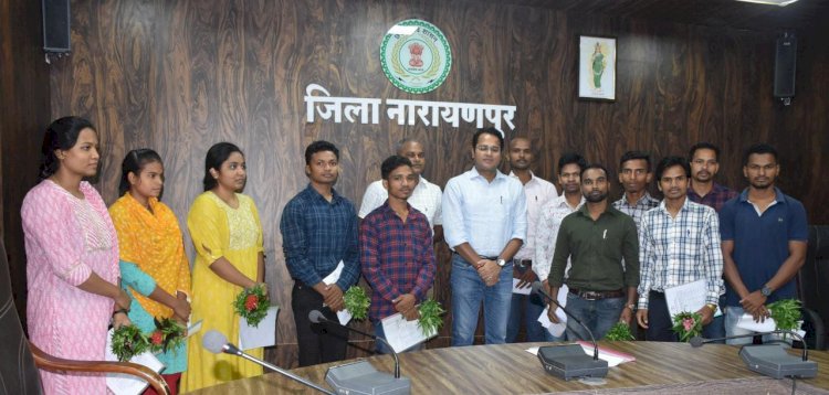 नारायणपुर जिले के विशेष पिछड़ी अबुझमाड़िया जनजाति के 7 युवाओं को मिला नियुक्ति पत्र, कलेक्टर एवं एसपी ने स्वागत कर दिया नियुक्ति पत्र