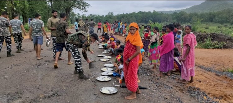 सीआरपीएफ 131वीं वाहिनी के अधिकारियों ने की ग्रामीणों से विभिन्न मुद्दों पर परिचर्चा .और ग्रामीणों के लिए की भोजन व्यवस्था..