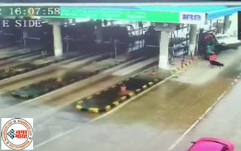 Social Media Viral News: दिल दहल देने वाला विडियो हो रहा viral बेहद तेज रफ्तार एंबुलेंस हादसे का शिकार, 4 की मौत, वीडियो देखकर दहल जाएगा दिल,..देखे मौत का LIVE VIDEO….