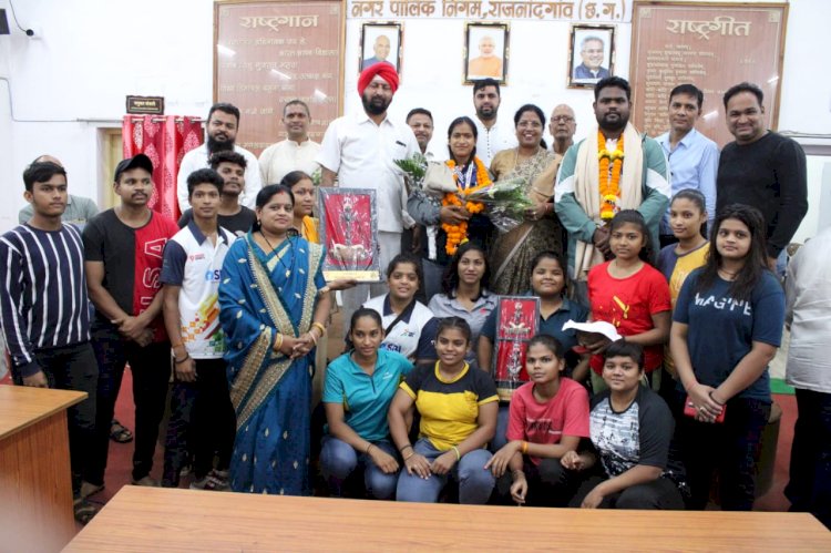 CG राजनांदगांव:भारोत्तोलन में पदक विजेता ज्ञानेश्वरी यादव का निगम में हुआ सम्मान...6 माह में 6 मेडल लेकर संस्कारधानी का गौरव बढ़ाने पर महापौर सहित जनप्रतिनिधियोें ने ज्ञानेश्वरी को शाल,श्रीफल, स्मृति चिन्ह व नगद राशि से किये सम्मानित