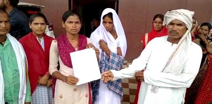 CG BEMETARA:पति की हत्या के बाद न्याय के लिए भटक रहे हैं पूरा परिवार ...मामले में संलिप्त लोगों के खिलाफ बेमेतरा पुलिस दे रही है संरक्षण आरोपियों के खिलाफ कार्रवाई को लेकर ग्रामीण पहुंचे कलेक्टर के दरबार ग्रामीणों सहित सहित परिवार वालों ने उठाया पुलिस पर सवाल कहा सब कुछ जानकारी होने के बाद क्यों नहीं कर रही है आरोपियों के खिलाफ कार्यवाही...कलेक्टर ने कहा आप को आप को.न्याय मिलेगा एसपी से करूंगा बात