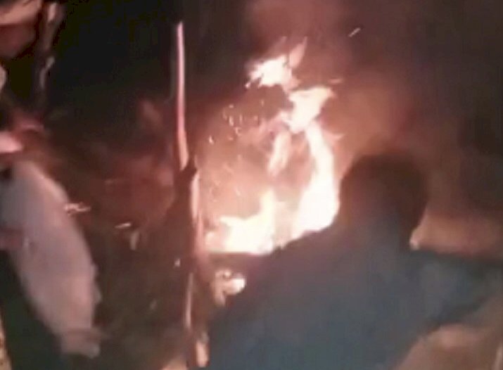 CG में जलती चिता से शव बाहर निकाला: अंतिम संस्कार पर भारी बवाल…जलती चिता को बुझाकर लाश हटाया…फिर जो हुआ…सरपंच पति सहित 8 गिरफ्तार…जाने मामला…