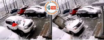 Shocking Video: चंद सेकेंड में शख्स के सिर पर ‘मौत’ बस गिरने ही वाली थी कि हुआ कुछ ऐसा...VIDEO देख लोग बोले इसे कहते हैं बाल-बाल बचना...