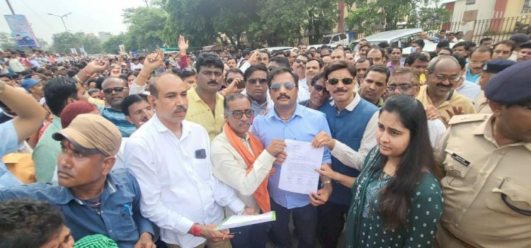 CG DA-HRA पर आक्रोश रैली : शिक्षकों ने सड़क में उतरकर किया प्रदर्शन….मुख्यमंत्री के नाम DA व HRA के लिए सौंपा ज्ञापन…अनिश्चित कालीन हड़ताल जारी रहेगा…