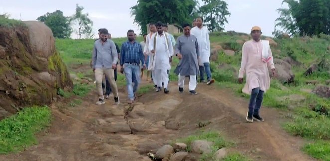 मीडिया के खबर का हुआ असर ... क्षेत्रीय विधायक पैदल चल पहुचे पंडो बाहुल्य क्षेत्र तत्काल सड़क निर्माण का किये घोषणा...