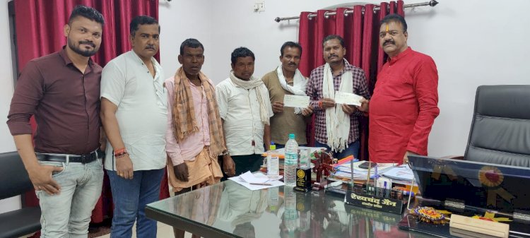 संसदीय सचिव रेखचंद जैन ने मंडई एवं खेल मेला के लिए चोकावाडा पंचायत को सौंपा दो लाख रुपए का चेक