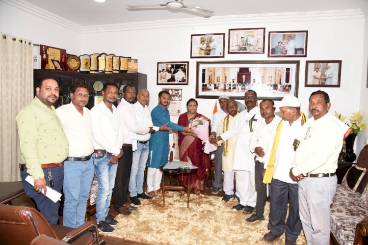 सर्व आदिवासी समाज धमतरी ने छ.ग.के राज्यपाल महामहिम अनुसुइया उईके को दी नगरी कार्यक्रम के लिए आमंत्रण....9 अगस्त को विश्व आदिवासी दिवस पर होगी राज्यपाल का नगरी की पावन धरा में प्रथम आगमन.....
