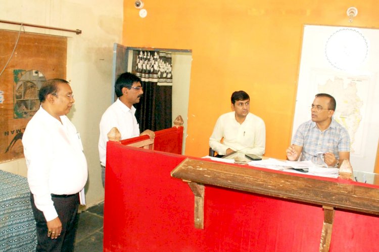 कलेक्टर ने पंडरिया के अनुविभागीय और तहसील न्यायालय में प्रकरणों की बारीकी से जांच पड़ताल की
तहसील न्यायालय रीडर को कारण बताओ नोटिस जारी करने के दिए निर्देश
