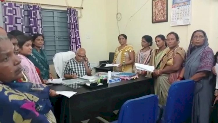 CG:छत्तीसगढ़ जुझारू आंगनबाड़ी कार्यकर्ता कल्याण संघ बेमेतरा जिलाध्यक्ष के नेतृत्व में सौंपे आवेदन ...महिला बाल विकास विभाग कर रहाहै कार्यकर्ता का आर्थिक एवं मानसिक शोधण -विद्या जैन अध्यक्ष छ.ग.जुझारू आंगनबाड़ी कार्यकर्ता सहायिका कल्याण संघ बेमेतरा...साजा परियोजना क्षेत्र के आंगनबाड़ी कार्यकर्ता पहुंचे थे..क्या है मामला पढिए पूरा खबर