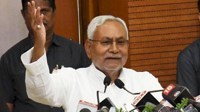 CM ने दिया इस्तीफा : राज्यपाल से मुलाकात कर सौंपा अपना इस्तीफा... अब लालू की पार्टी के साथ मिलकर बनायेंगे सरकार.....