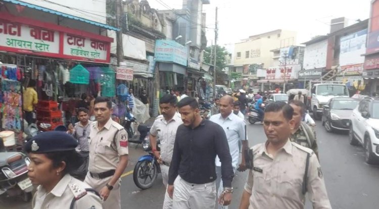 बिलासपुर शहर के भीड़ भरे सदर बाजार में सरेआम गुण्डागर्दी करने वाले एक युवक की डंडे से बुरी तरह बर्बरता पूर्वक पिटाई करने वाले अब्बास शेख को पुलिस ने गिरफ्तार कर भेजा जेल पिटाई करते वीडियो हुआ था वाइरल पढ़े पूरी खबर