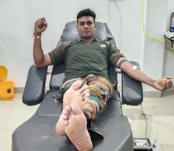 CG:बेमेतरा पुलिस का  हुआ नाम रौशन प्रधान आरक्षक संदीप साहु ने किये  43 वी बार किये रक्तदान... सीरियस पेशेंट को तत्काल रक्त दान किये... संदीप साहु के प्रयास से अभी तक हजारों लोगों को रक्त उपलब्ध करा चुके है