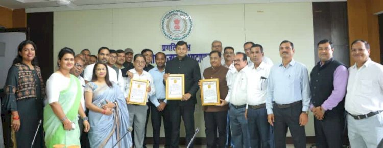 CG बड़ी उपलब्धि : छत्तीसगढ़ का यह जिला एक साथ 3 गोल्डन बुक ऑफ वर्ल्ड रिकार्ड्स से हुआ सम्मानित...जानिए जिले की उपलब्धि…