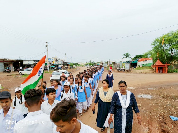 CG:देश की स्वतंत्रता के 75 वर्ष पूर्ण होने पर आजादी के अमृत महोत्सव के तहत...देवरबीजा शासकीय उच्चतर माध्यमिक विद्यालय में बच्चों द्वारा हमर तिरंगा प्रभात फेरी निकाला गया