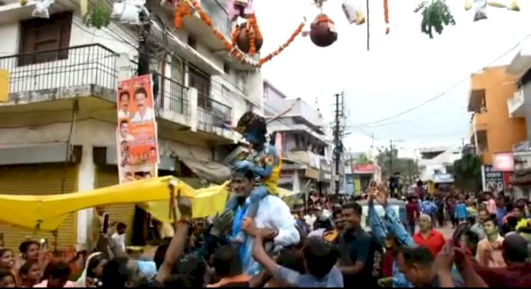 जन्माष्टमी के अवसर पर कृष्ण रंग में रमे विधायक विकास उपाध्याय, बच्चों संग विधायक ने भी हाण्डी फोड़कर श्रीकृष्ण जन्माष्टमी मनाई, विधायक विकास उपाध्याय ने बाल्यरूपी श्री कृष्ण को अपने कंधे पर उठाकर मटकी फोड़वाई....