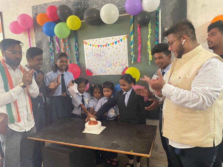 स्वामी आत्मानंद इंगलिश मीडियम स्कूल चित्रकूट विधनसभा बस्तानार में एनएसयूआई के द्वारा बच्चों के साथ मुख्यमंत्री श्री भूपेश बघेल जी का केक कटवा कर जन्मदिन मनाया गया