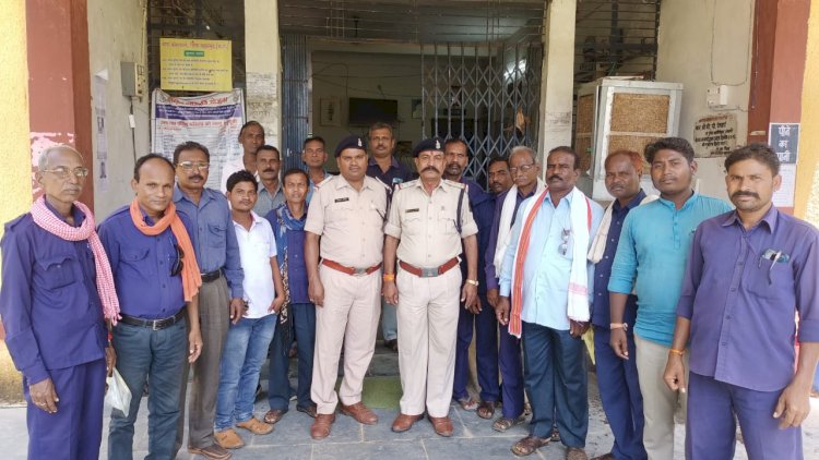 महासमुंद पुलिस अधीक्षक श्री भोजराम पटेल (IPS) के निर्देशन ने जिले के समस्त ग्रामो के कोटवारों की ली गई मीटिंग
