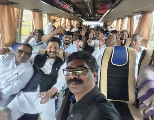 Jharkhand MLA in Chhattisgarh : झारखंड में सियासी संकट,विधायकों को छत्तीसगढ़ लाने की तैयारी…CM हाउस से विधायकों को लेकर निकली 3 बसें…जाने लेटेस्ट अप्डेट….
