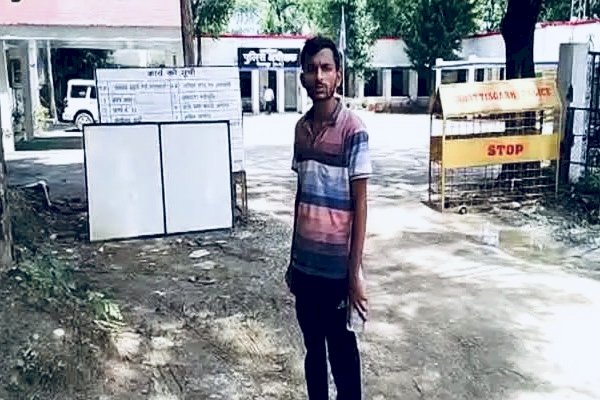 CG पेट्रोल लेकर आत्मदाह करने पहुंचा युवक : पत्नी ने की दूसरी शादी, पति हाथ में पेट्रोल लेकर एसपी ऑफिस पहुंचा...कहा- बेहद परेशान हूं, अब नहीं जीना चाहता,जाने फिर क्या हुआ…