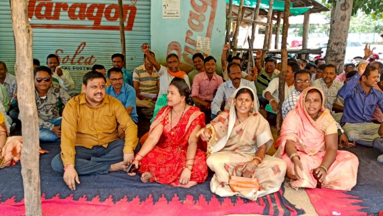 दौरनापाल में चल रहे कर्मचारियों क़े हड़ताल को समर्थन देने पहुचे भाजपा क़े पार्षद