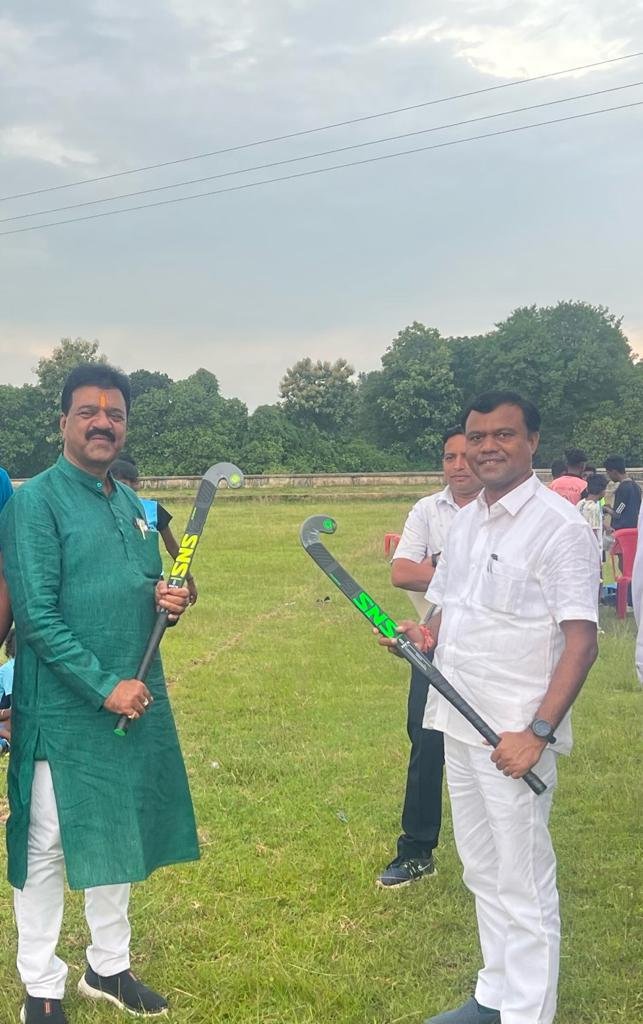 राष्ट्रीय खेल दिवस पर सांसद दीपक बैज एवं संसदीय सचिव रेखचंद जैन ने पंडरीपानी में हाकी प्रतियोगिता का शुभारंभ किया