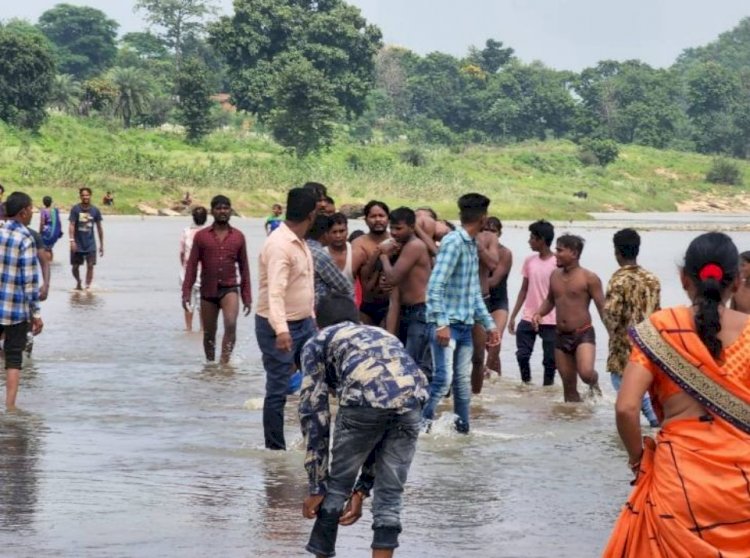 2 दोस्तों की मौत बड़ा हादसा - बच्चों के लिए छुटटी बन गयी काल, नदी में नहाने गये 2 बच्चें डूबे, एक का मिला शव, दूसरे की तलाश जारी…