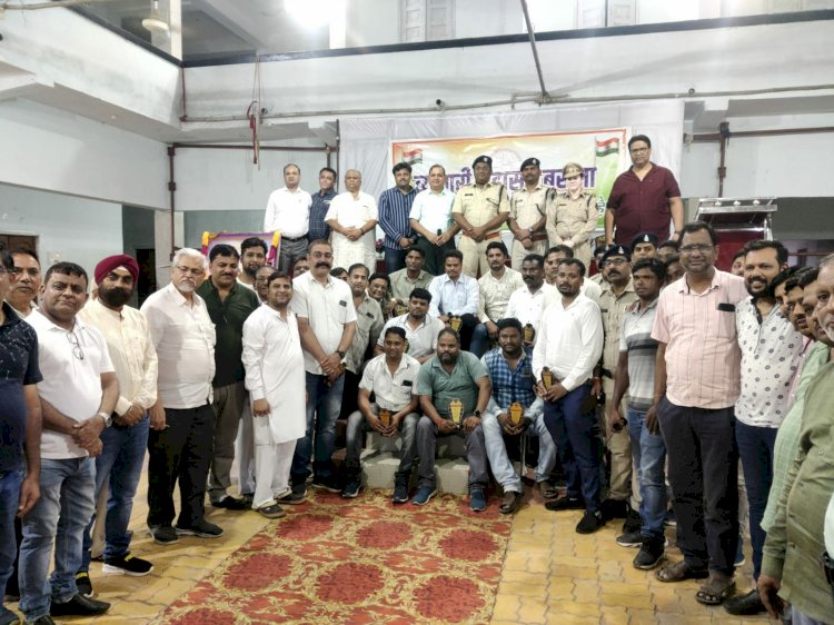 महासमुंद पुलिस का व्यापारी महासंघ बसना द्वारा किया गया सम्मान