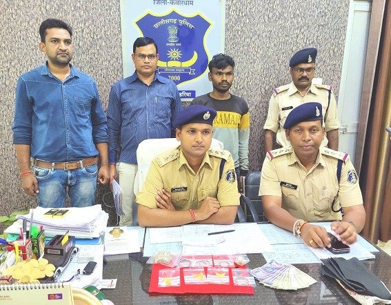 रिहायशी शासकीय कॉलोनी के 09 घरों का ताला तोडने वालें व जिला सहकारी बैंक में चोरी की घटना को अंजाम देने वाले शातिर चोर चढ़ा पुलिस के हत्थे