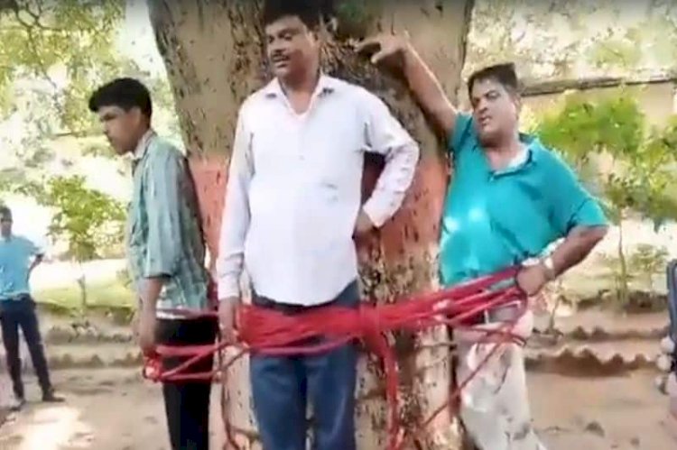VIDEO शिक्षक की पिटाई : छात्रों ने टीचर को पेड़ से बांधकर पीटा, क्लर्क-चपरासी को भी जमकर पीटा, वजह जान रह जाएंगे हैरान,देखे विडियो…