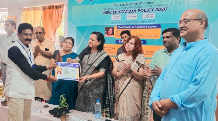 CG:बेरला ब्लाक के कोदवा शासकीय उच्च माध्यमिक विद्यालय के प्राचार्य बलदाऊ सिंह पटेल को उत्कृष्ठ शिक्षक प्रतिभा सम्मान 2022से सम्मानित किया गया
