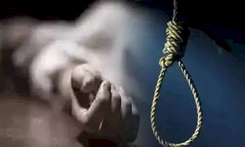 CG पति- पत्नी और वो : पत्नी के आशिक से तंग आकर पति ने फांसी लगाकर की खुदकुशी…सुसाईड नोट लिखकर पत्नी के आशिक को ठहराया जिम्मेदार,जाने पूरा मामला…जाँच में जुटी पुलिस….