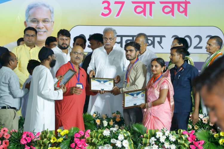 CG:भावी पीढ़ी को वैचारिक एवं शैक्षणिक रुप से मजबूत बनाने के लिए सरकार द्वारा हर संभव प्रयास मुख्यमंत्री भूपेश बघेल...मुख्यमंत्री ने बेमेतरा में किया शिक्षक दिवस पर शिक्षकों का सम्मान