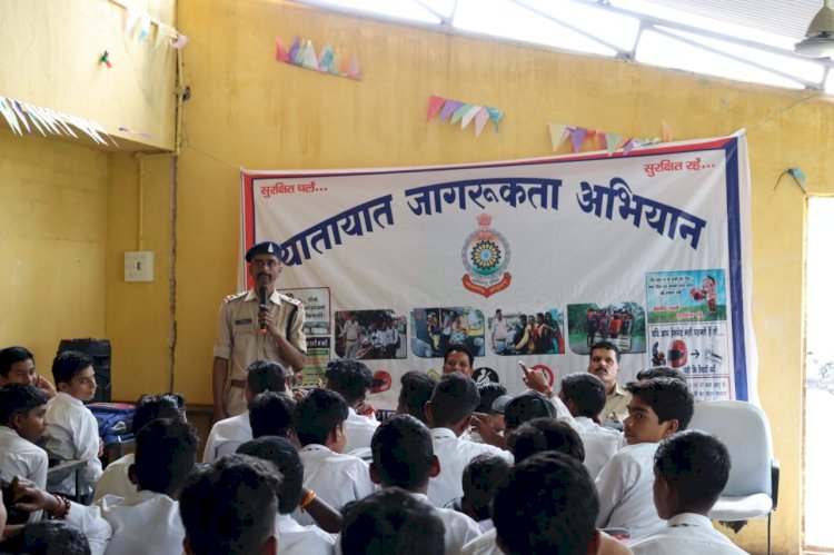 छात्रों को साइबर अपराध एवं उससे बचाव के बारे में दी गई जानकारी.... यातायात नियमों के पालन से बचा सकते हैं कई जिदगियां...
