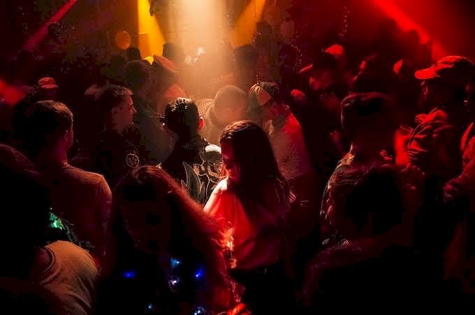 CG- रेव पार्टी की सूचना पर रेड: क्लब में पार्टी... बांग्लादेश की लड़कियां पहुंची... देर रात मॉल में पुलिस का छापा... आबकारी उपायुक्त को नोटिस जारी... ऐसा था नजारा.....