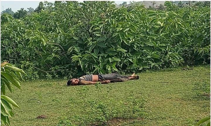 पचपेड़ी थाना क्षेत्र के गोडाडीह जंगल में संदिग्ध हालत में मिली युवक की लाश बॉडी में चोट के निशान घर वालो ने हत्या की जताई शंका परिवार में शोक की लहर जाँच में जुटी पुलिस