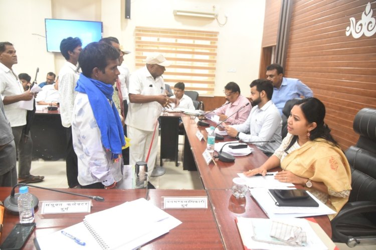 CG- अनुठा आवेदन: स्कूलों में कक्षा के भीतर शिक्षकों का मोबाईल वर्जित कराने के लिए दिया गया आवेदन... कलेक्टर ने कह दी ये बड़ी बात....