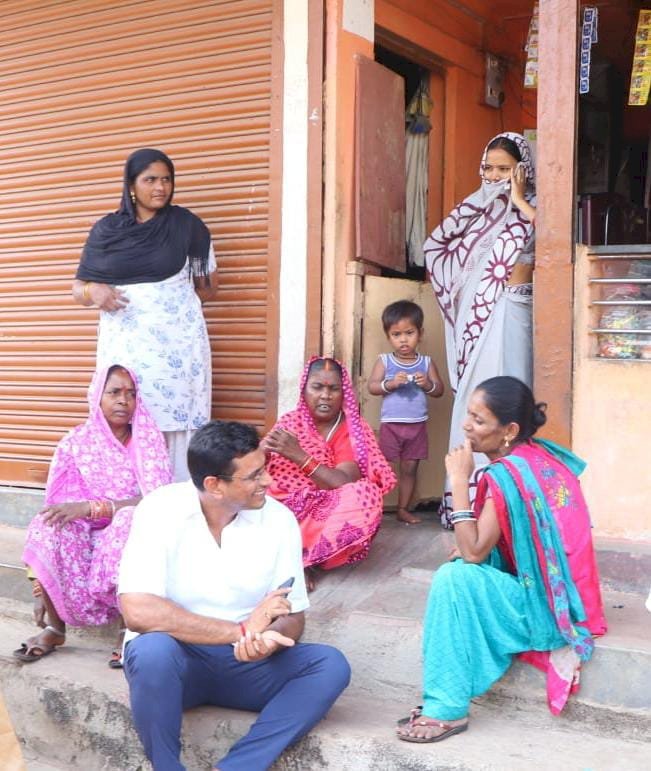 भेंट मुलाकात : नवरात्रि के प्रथम दिन माता शीतला से आशीर्वाद लेकर विधायक देवेंद्र यादव ने की भेट मुलाकात कार्यक्रम की शुरुवात....जनता का जाना कुशलक्षेम और समस्याओ का किया निदान...