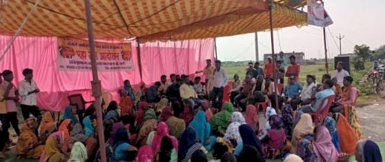 बिलासपुर जिले के मस्तुरी ब्लॉक के ग्राम पंचायत कोकड़ी में लगे कालिंदी प्रा,लि,के खिलाफ ग्रामीणों का जन आंदोलन लगातार जारी झमाझम बारिश में भी नही टूटा ग्रामीणों का हौसला सैकड़ों की संख्या में पहुंच कर रहें प्लांट बंद करने की मांग=रामायण साहू