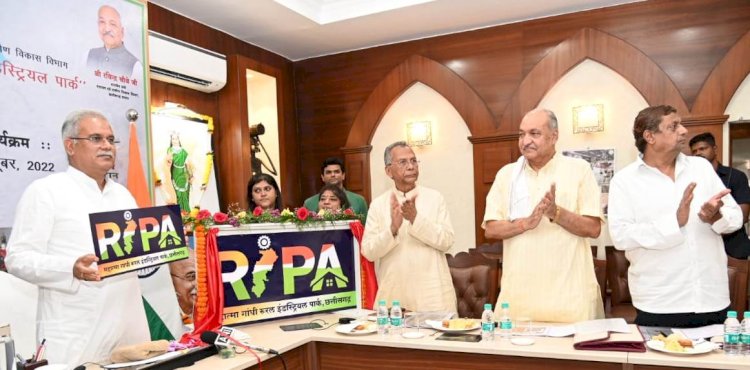 CG मुख्यमंत्री भूपेश बघेल ने गांधी जयंती पर ‘महात्मा गांधी रूरल इंडस्ट्रियल पार्क योजना‘ का किया शुभारंभ...विभिन्न जिलों में लगभग 300 रूरल इंडस्ट्रियल पार्क का किया वर्चुअल भूमिपूजन...योजना के प्रथम चरण में प्रत्येक विकासखण्ड में बनाए जा रहे है दो रूरल इंडस्ट्रियल पार्क...